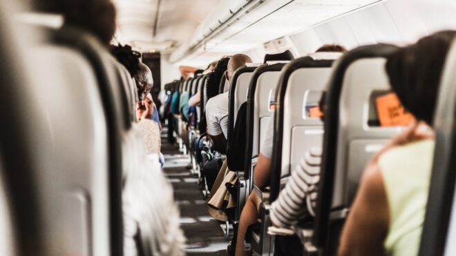 Utasok, egy repülő fedélzetén Hírek | Online Rádió - Egy Lépéssel Közelebb Hozzád! _ LépésRádió